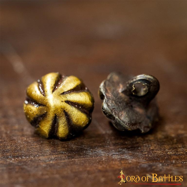 Botones Cónicos de Latón del Siglo Xv - Juego de 6 Cierres Históricos para Prendas de Vestir - Image 7
