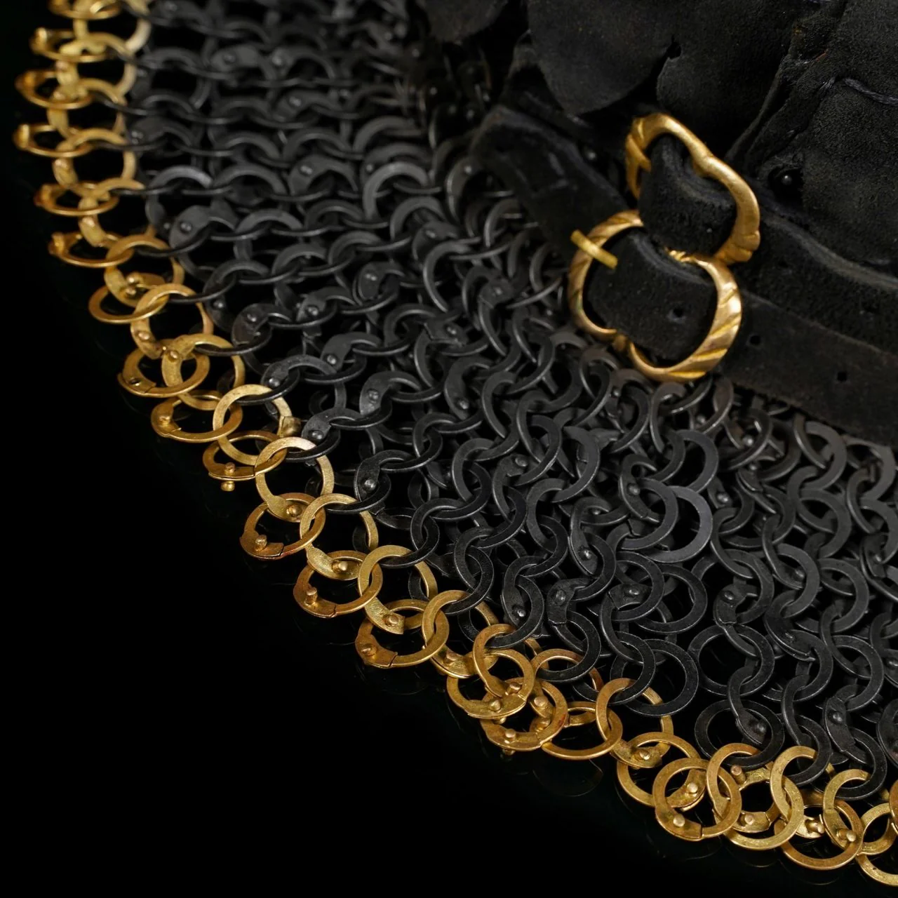 Chainmail Standard "the Black Knight Gorget" - 9mm Flat Ring Round Rivets With Sturdy Red Padded Lining And Solid Brass Closing System - Mild Steel - Ideal For Stage Combat & Reenactments - Padded Lining - Image 2