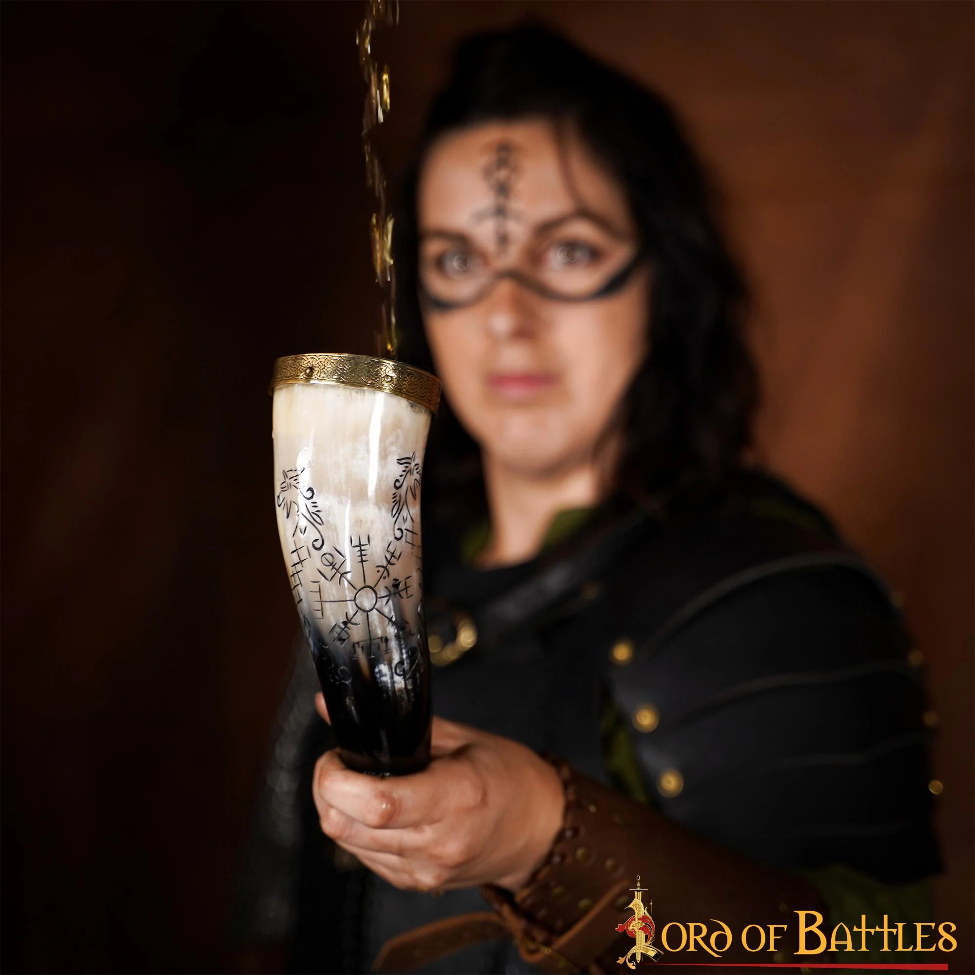 Cuerno Vikingo para Beber con Brújula y Grabado de Jormungandr - Cuerno de Buey Hecho a Mano - Image 5