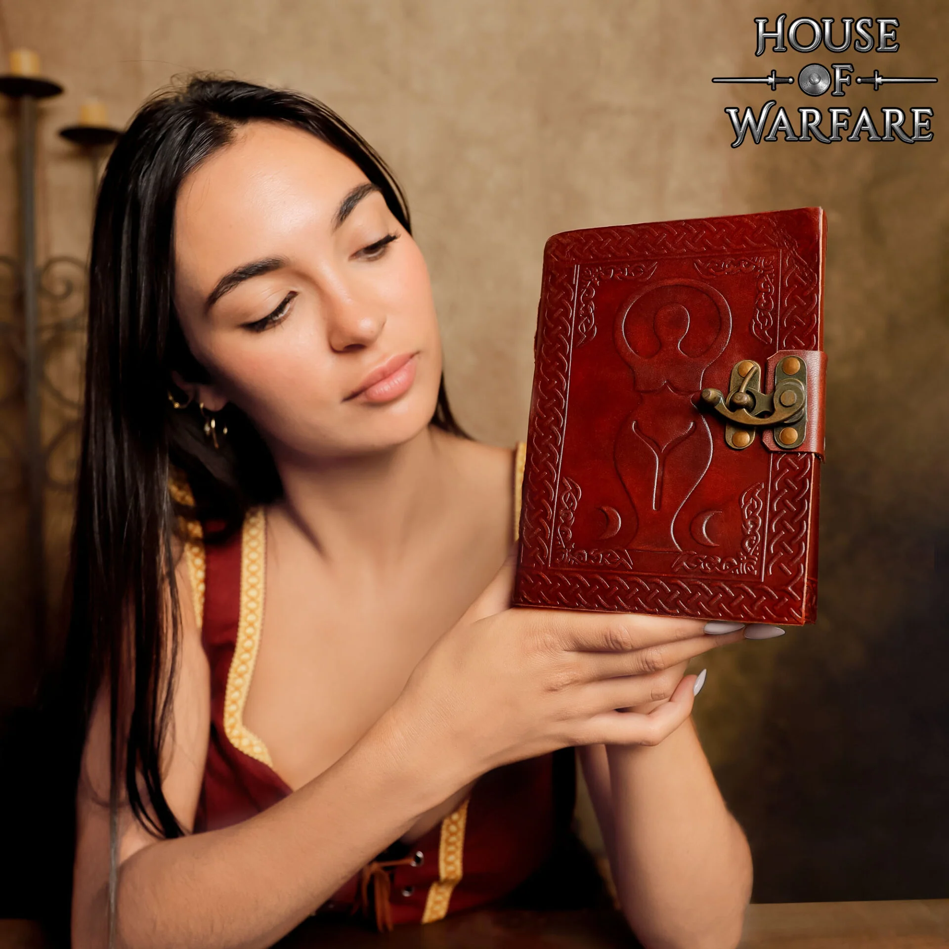 Diario de Cuero Repujado Diosa Medieval - Diario Hecho a Mano con Cerradura de Latón - Image 2