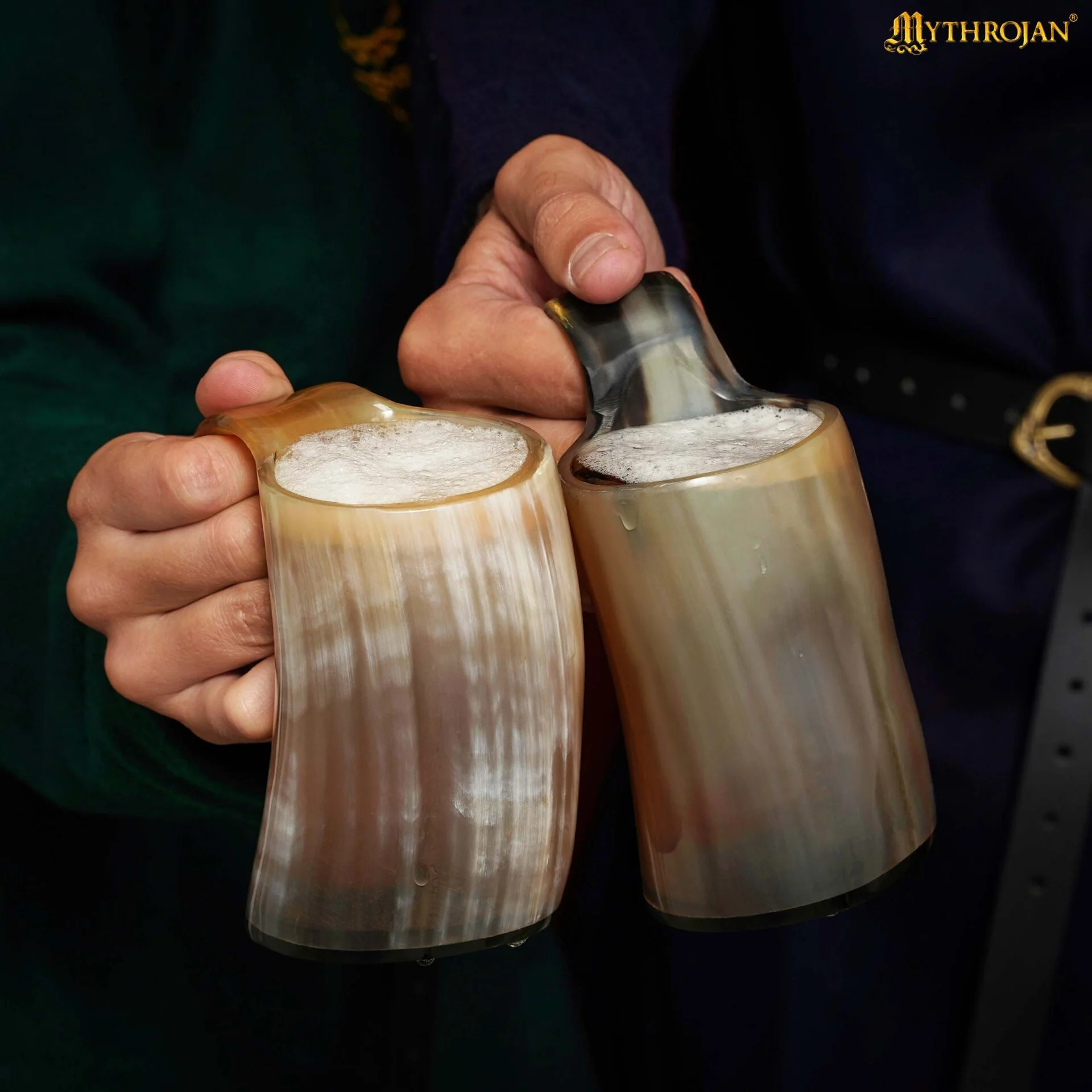 Juego de 2 Tazas de Cerveza Mythrojan Viking Horn - Tazas de Cerveza de Cuerno de Buey Pulidas a Mano con Asa - Tazas de Cerveza de Hidromiel de 4.5