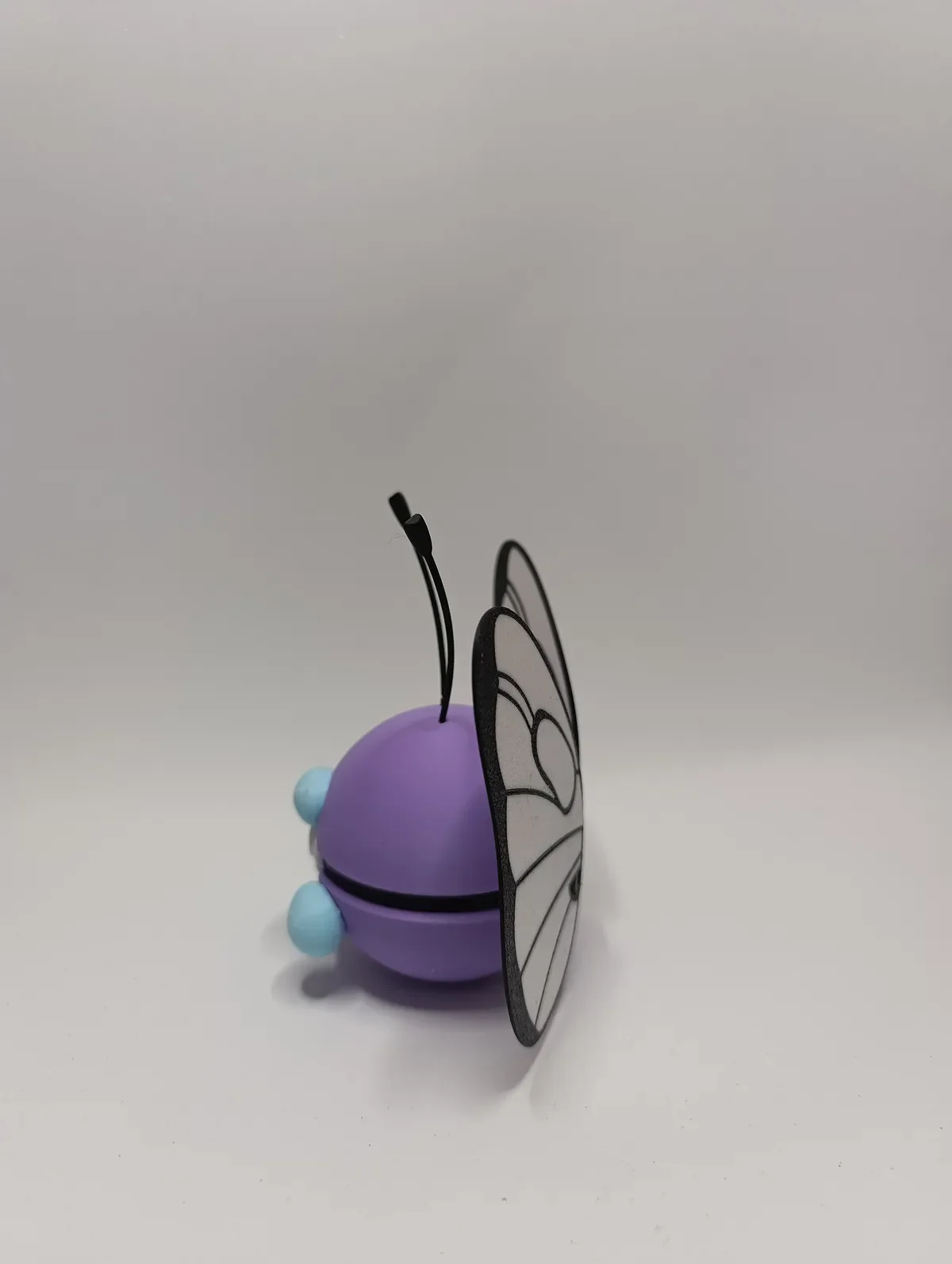 Poké Ball Butterfree Réplica Coleccionable - Image 4