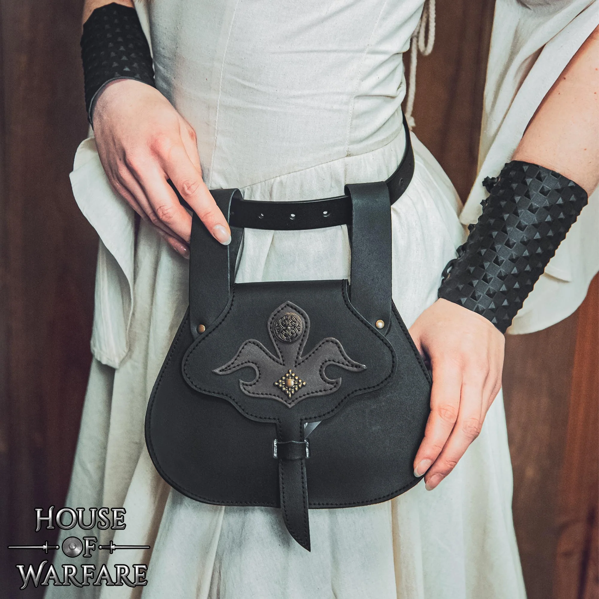 Riñonera Medieval de Cuero con Apliques y Remaches - Estilo Medieval Tardío - Image 2
