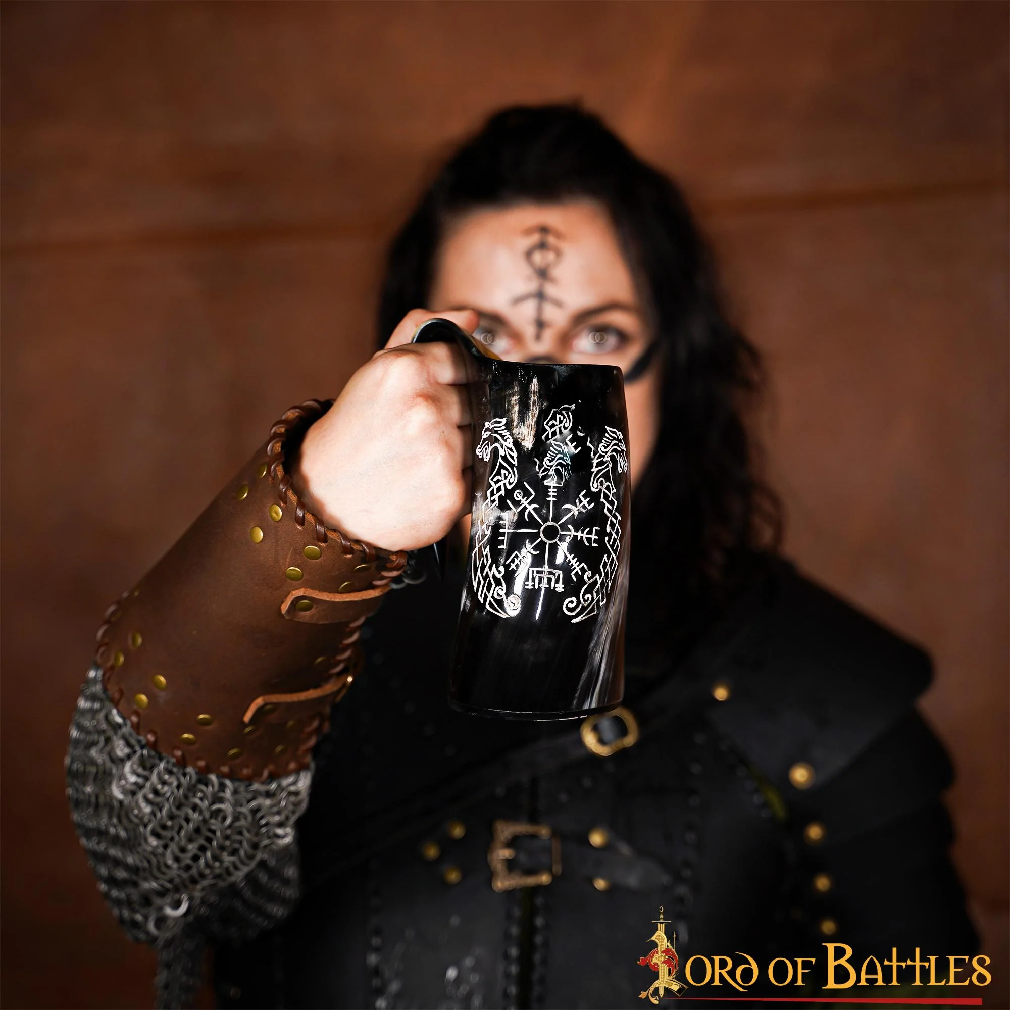 Taza de Cuerno Vikingo Artesanal - Vegvisir y Caballo - Image 10